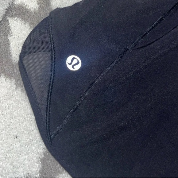 Lululemon Hotty Low-Rise lined shorts 2.5” - Picture 2 of 4